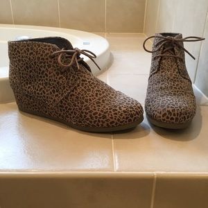 NWOT Toms leopard booties